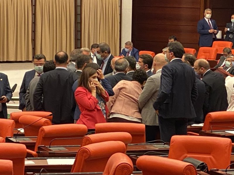 CHP Grup Başkanvekili Özgür Özel'e Meclis'te yumruklu saldırı